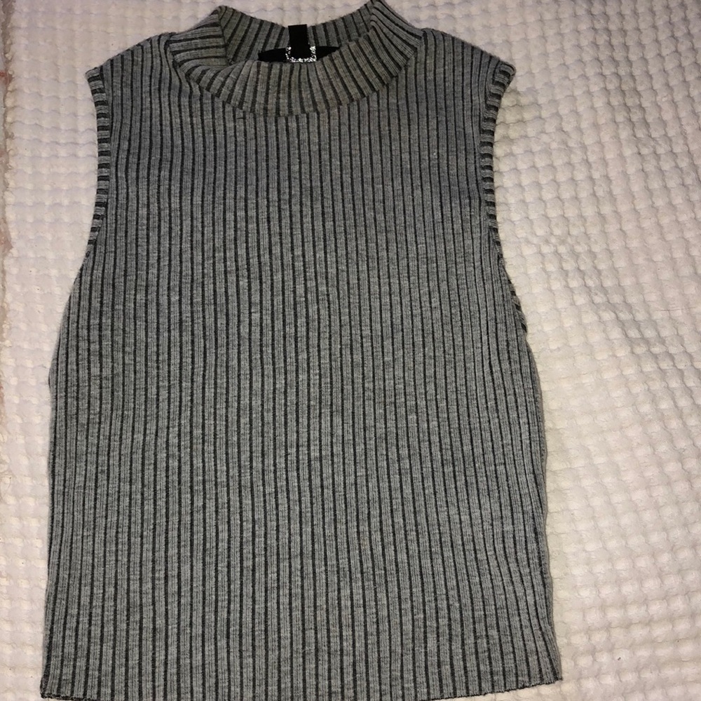 Sleeveless turtle neck shirt